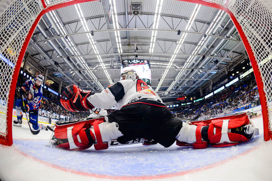 Malmö Redhawks målvakt Oscar Alsenfelt sträcker ut när