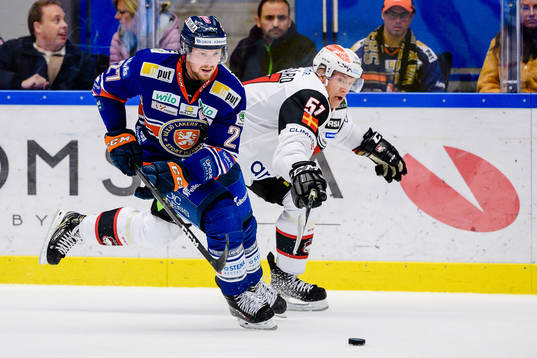Växjös Martin Lundberg jagas av Malmö Redhawks Emil