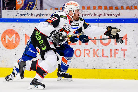 Malmö Redhawks Niklas Arell sträcker sig