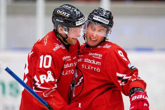 Vita Hästens Jesper Samuelsson jublar med målskytten till