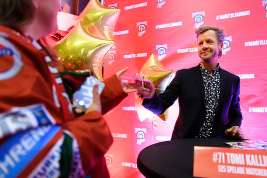 Den f.d. frölundaspelaren Tomi Kallio signerar autografer