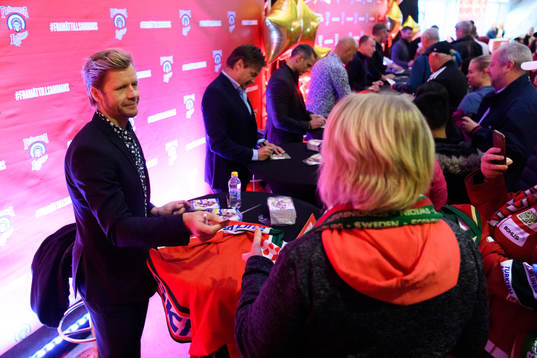Den f.d. frölundaspelaren Tomi Kallio signerar autografer