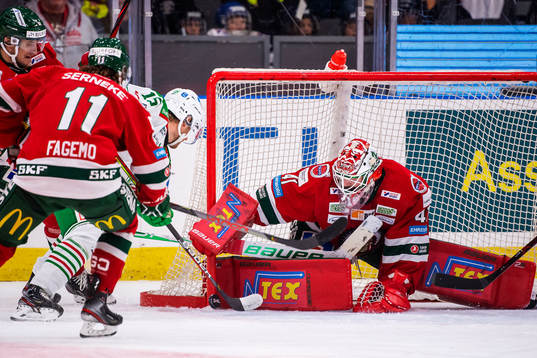 Rögles Simon Ryfors oroar framför Frölundas målvakt