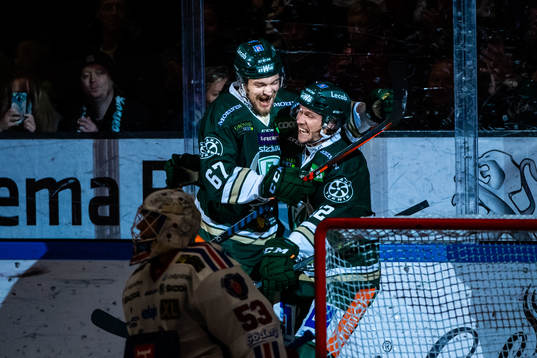 Färjestads Jamo Kärki och Jesper Olofsson jublar