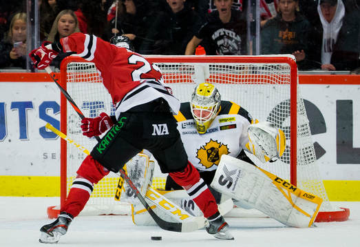 Örebros Sakari Salminen fri med Skellefteås målvakt