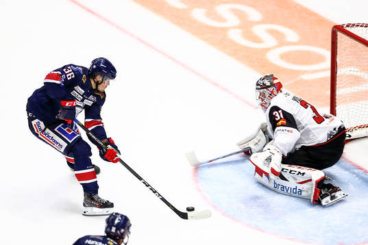 Linköpings Filip Karlsson och Malmö Redhawks målvakt