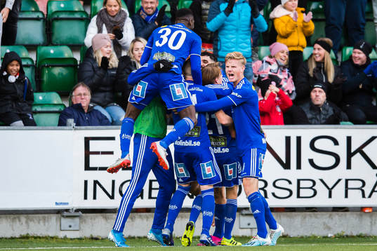 Sundsvalls Johan Blomberg jublar med lagkamrater efter 4-3
