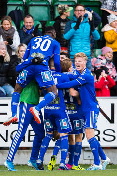 Sundsvalls Johan Blomberg jublar med lagkamrater efter 4-3