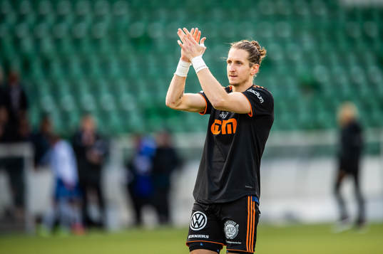 Sundsvalls målvakt David Mitov Nilsson tackar publiken 