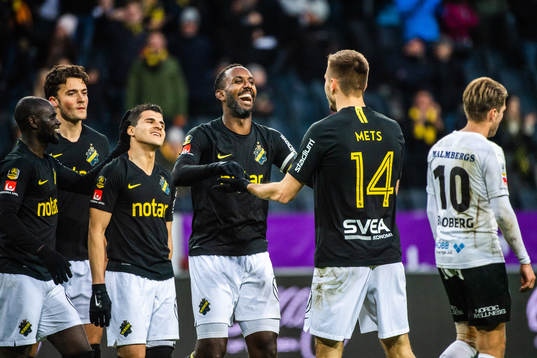 s Tarik Elyounoussi och Karol Mets jublar med Henok Goitom  efter 2-0 under fotbollsmatchen i Allsvenskan mellan AIK och Örebro den 5 oktober 2019 i Stockholm.