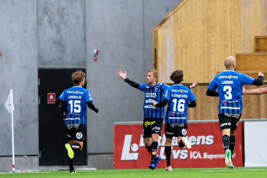 Sirius Christer Gustafsson jublar med lagkamrater efter sitt 1-0 mål