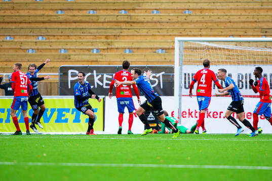 Sirius spelare jublar efter att Christer Gustafsson (ej i bild) har gjort 1-0