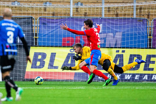 Sirius målvakt Lukas Jonsson och Helsingborgs Fredrik