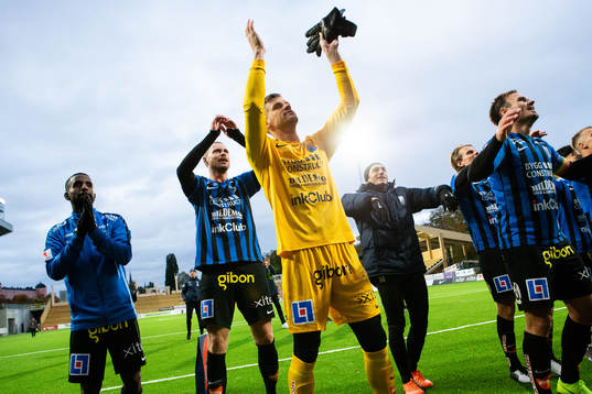 Sirius målvakt Lukas Jonsson jublar med lagkamrater