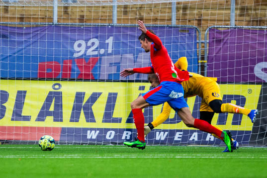 Helsingborgs Fredrik Liverstam och Sirius målvakt Lukas