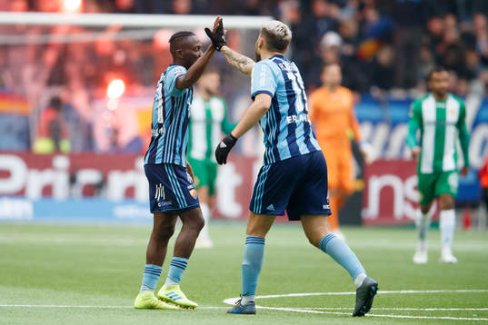 Djurgårdens Mohamed Buya Turay och Astrit Ajdarevic jublar efter 1-2 av Mohamed Buya Turay 