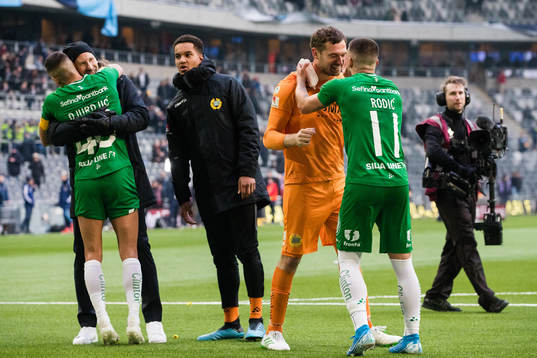 Hammarbys Nikola Djurdjic, målvakt Johan Wiland, målvakt Oliver Dovin, målvakt Davor Blazevic och Vladimir Rodic jublar