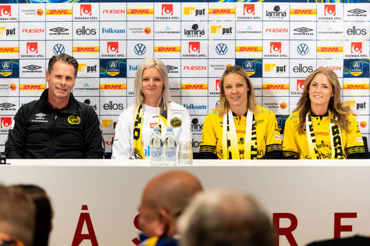 Damlagets tränare 2020 tränare Joakim Carlsson, Sandra Bjurteg, assisterande tränare Linda Westberg och assisterande tränare Sara Jardving