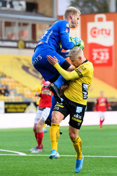 Falkenbergs målvakt Hampus Nilsson krockar med Elfsborgs