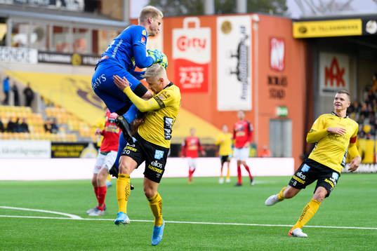 Falkenbergs målvakt Hampus Nilsson krockar med Elfsborgs