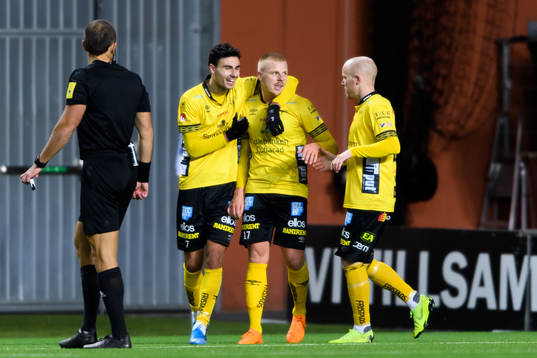 Elfsborgs Deniz Hümmet,  Per Frick och Simon Lundevall jublar efter 3-0