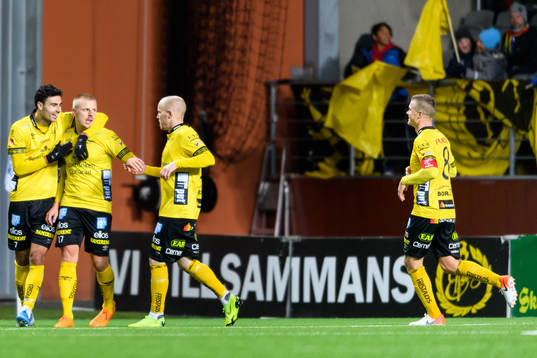 Elfsborgs Per Frick klappas om av Deniz Hümmet och Simon Lundevall efter 3-0