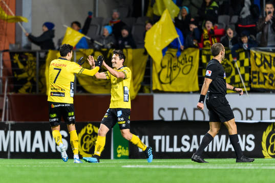 Elfsborgs Stefan Ishizaki jublar med Deniz Hümmet efter 4-0