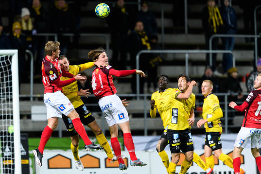 Elfsborgs Stian Rode Gregersen in kamp med Falkenbergs Carl