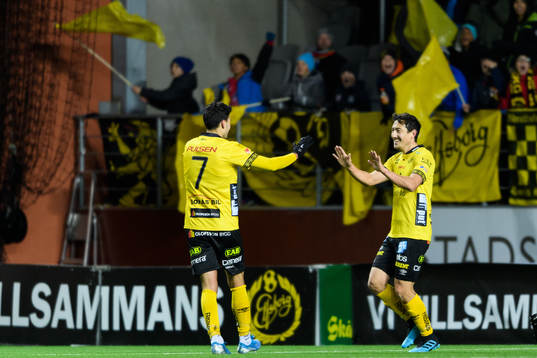 Elfsborgs Stefan Ishizaki och Deniz Hümmet jublar efter 4-0