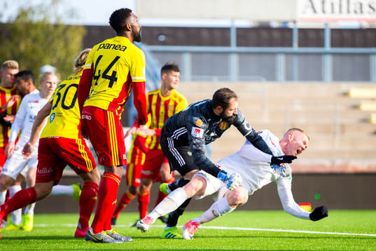 Syrianskas målvakt Dejan Garaca och Örgrytes David Engström
