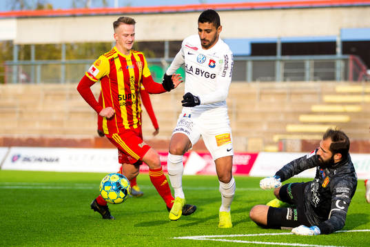 Örgrytes Ailton Almeida i kamp om bollen med Syrianskas målvakt Dejan Garaca