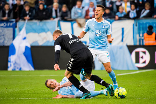 Malmö FFs Jonas Knudsen reagerar bakom Sören Rieks och