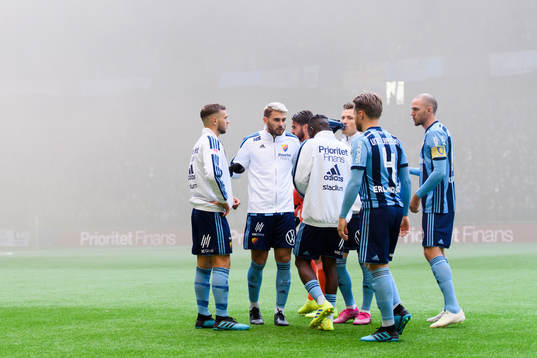 Djurgårdens samlas i väntan på matchstart innan