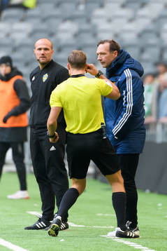 Domare Kristoffer Karlsson pratar med tränare Kim