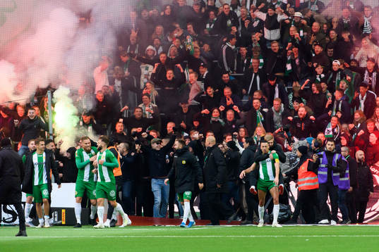 Hammarbys supportrar jublar med spelarna