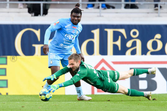 Kalmars målvakt Lucas Hägg-Johansson kastar sig efter bollen framför AFC Eskilstunas Onyedikachukwu Samuel Nnamani