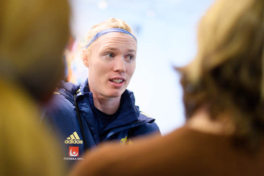 Sveriges målvakt Hedvig Lindahl blir intervjuad
