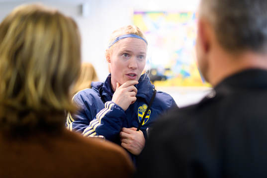 Sveriges målvakt Hedvig Lindahl blir intervjuad