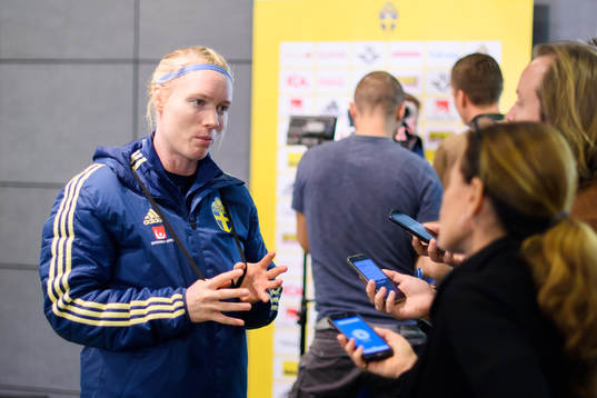 Sveriges målvakt Hedvig Lindahl blir intervjuad