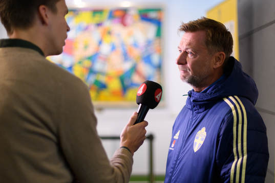 Sveriges förbundskapten Peter Gerhardsson blir intervjuad