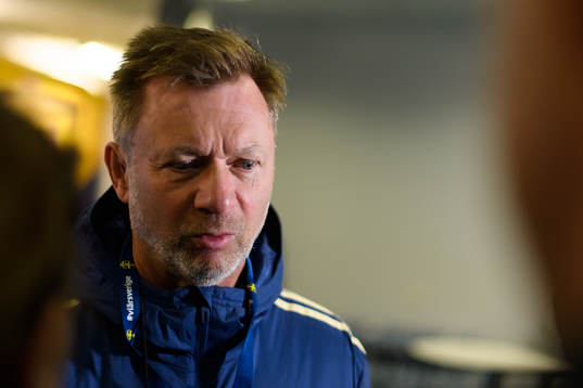Sveriges förbundskapten Peter Gerhardsson blir intervjuad