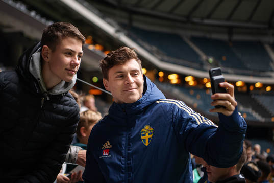 Victor Nilsson Lindelöf of the Swedish national football team takes a selfie with a fan