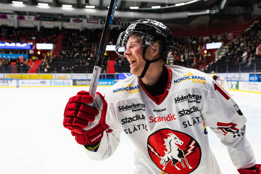 Vita Hästens Jesper Samuelsson jublar