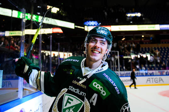 Färjestads Sebastian Erixon jublar och tackar publiken