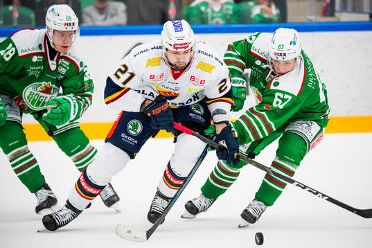 Djurgårdens Patrik Berglund i kamp om pucken med Rögles