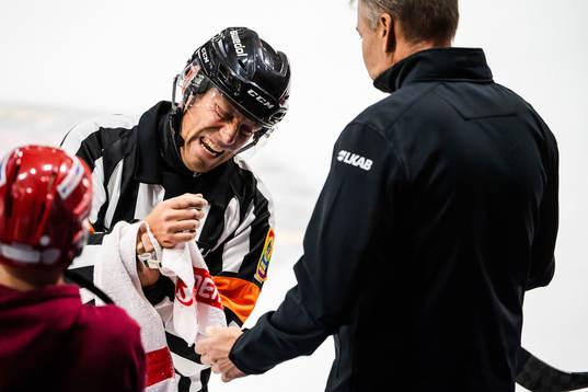 Domare Sören Persson tar sig för armen