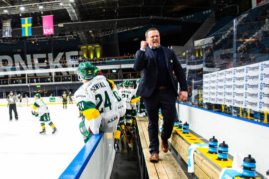 Björklövens tränare Joakim Fagervall jublar