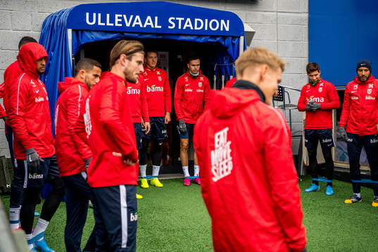 Ole Kristian Selnæs and the players of Norway warm up