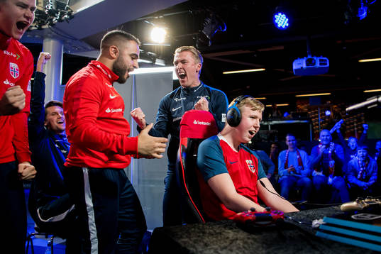 Anders Rasmussen, Mats Theie Bretvik, team manager of Norway, Arkan Resul, Marius Hjerpseth, coach of Norway, and Magnus Myhrhaug Kristiansen celebrate