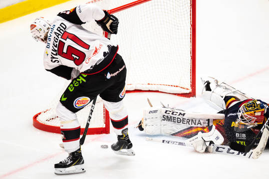 Malmö Redhawks Emil Sylvegård med en målchans på